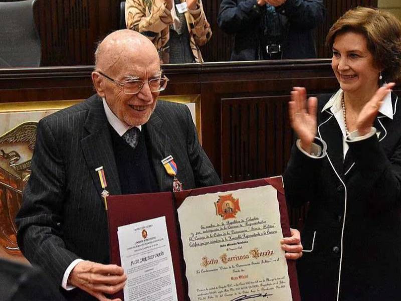 El ambientalista Julio Carrizosa recibe de manos de la representante a la Cámara Julia Miranda la Orden de la Democracia Simón Bolívar por sus aportes al Medio Ambiente